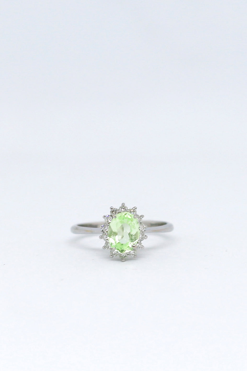 18kt. wit gouden ring met 1.92ct Peridot en Diamanten