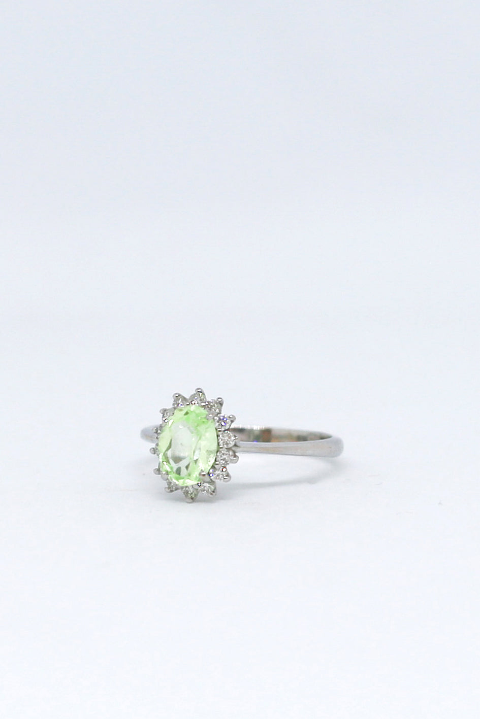 18kt. wit gouden ring met 1.92ct Peridot en Diamanten