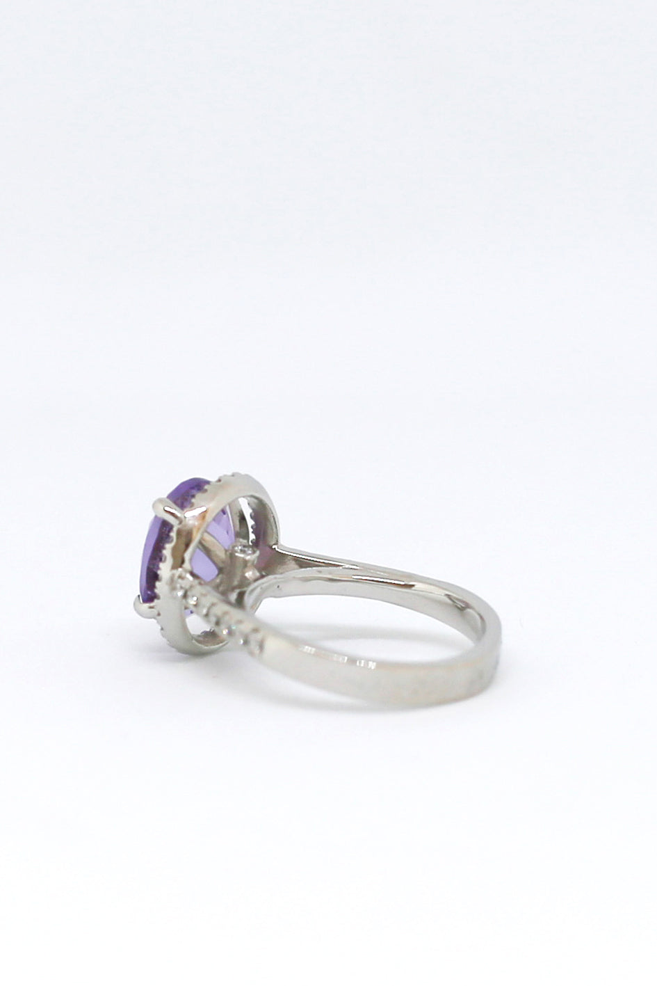 18 kt. wit gouden ring met 3.61 ct. Amethist en Diamanten