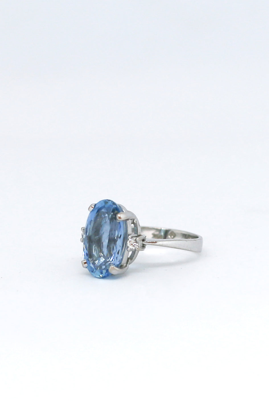 18kt. wit gouden ring met 3.7ct Topaas en Diamanten