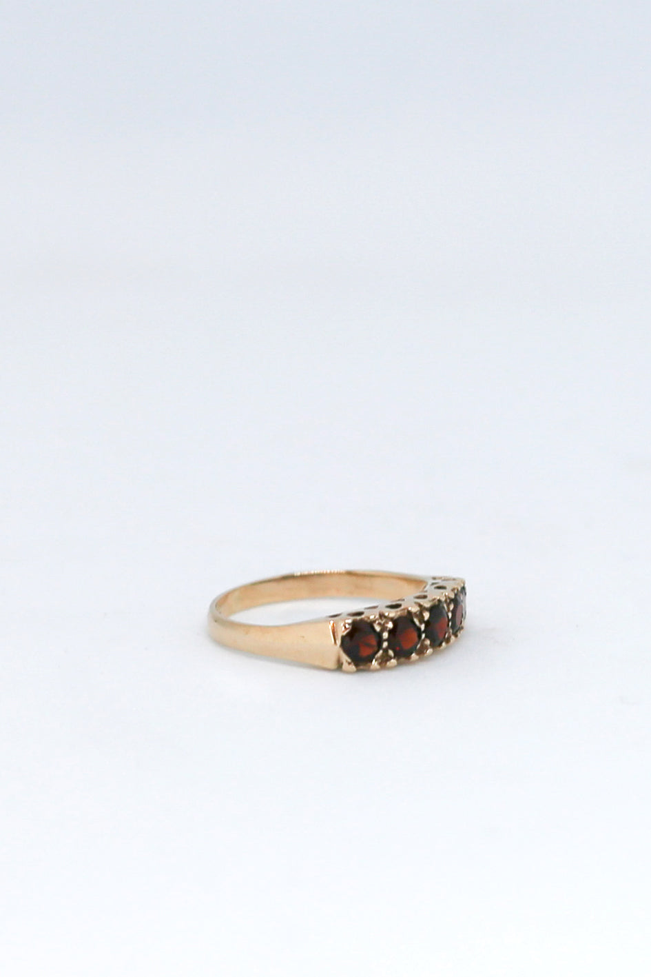 9kt. wit gouden ring met Granaten